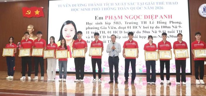 Lãnh đạo Sở tặng khen học sinh đạt thành tích cao trong bộ môn bơi.