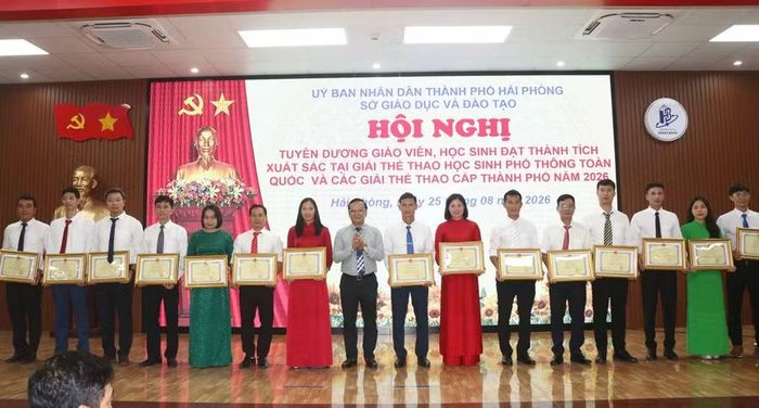 Sở GD&ĐT tặng khen giáo viên có học sinh đoạt giải.