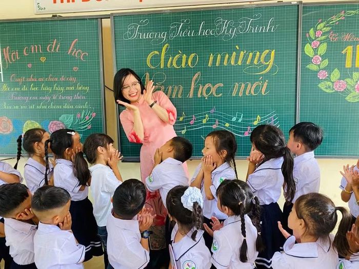 Giáo viên, học sinh trường Tiểu học Kỳ Trình, phường Sông Trí chào đón năm học mới.