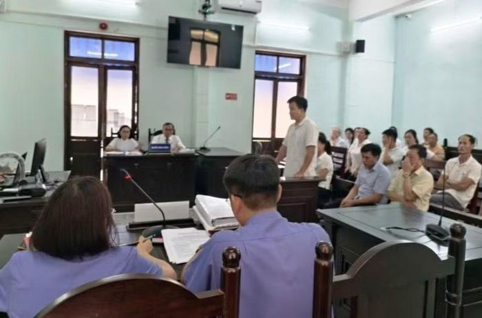 Các bị cáo trả lời tại phiên tòa.