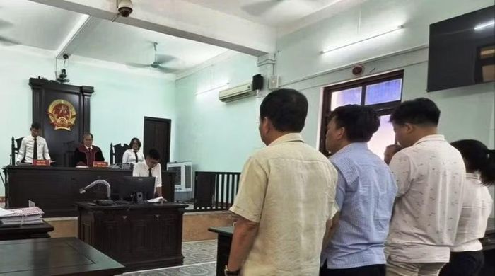 4 bị cáo với tội danh "Nhận Hối lộ" và "Môi giới hối lộ" tại phiên tòa sơ thẩm ngày 25/8.