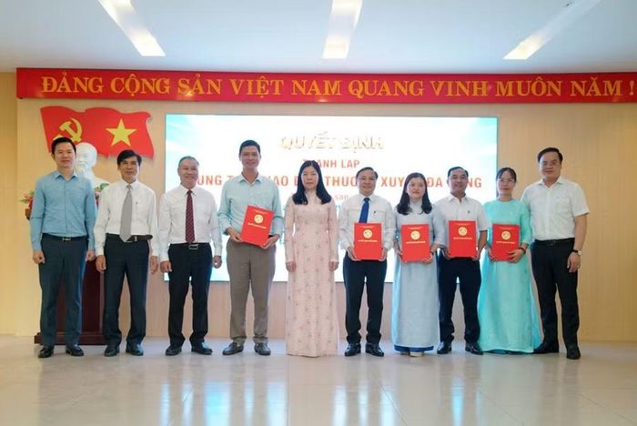 Trao quyết định thành lập và bổ nhiệm các chức danh lãnh đạo Trung tâm Giáo dục thường xuyên Đà Nẵng.