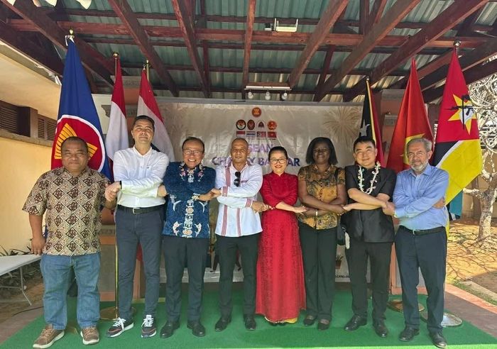 Các Đại sứ ASEAN và Đại sứ các nước tham gia Hội chợ chụp ảnh chung. (Nguồn: Đại sứ quán Việt Nam tại Mozambique)