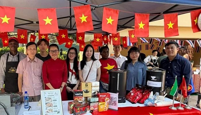 Tập thể cán bộ, nhân viên Đại sứ quán Việt Nam tại Mozambique tham dự Hội chợ. (Nguồn: Đại sứ quán Việt Nam tại Mozambique)