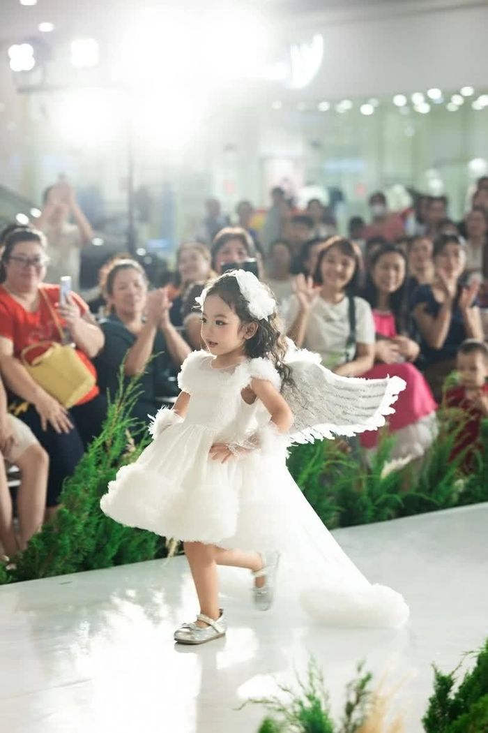 Một mẫu nhí tự tin sải bước vào “khu vườn diệu kỳ” của Shining Moments 2026. (Ảnh: Dĩ An)