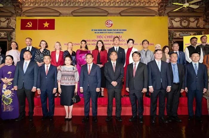 Lãnh đạo TP. Hồ Chí Minh, lãnh sự Đoàn chụp ảnh lưu niệm. (Ảnh: Chu Văn)