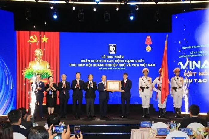 Thủ tướng Lê Minh Hưng trao tặng Huân chương Lao động hạng Nhất cho VINASME. (Nguồn: Báo Đầu tư)