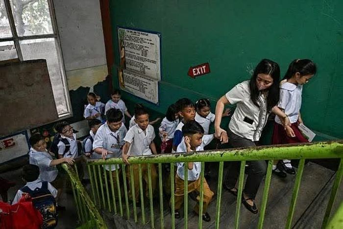 Giáo viên hướng dẫn học sinh trong ngày khai giảng năm học mới tại một trường tiểu học ở Manila, ngày 8/6. (Nguồn: Getty Images)