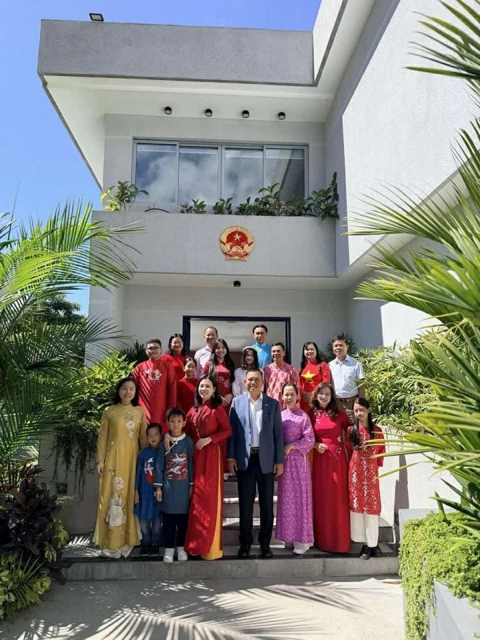 Tập thể cán bộ Đại sứ quán Việt Nam tại Venezuela chụp ảnh tại trụ sở mới. (Nguồn: Đại sứ quán Việt Nam tại Venezuela)