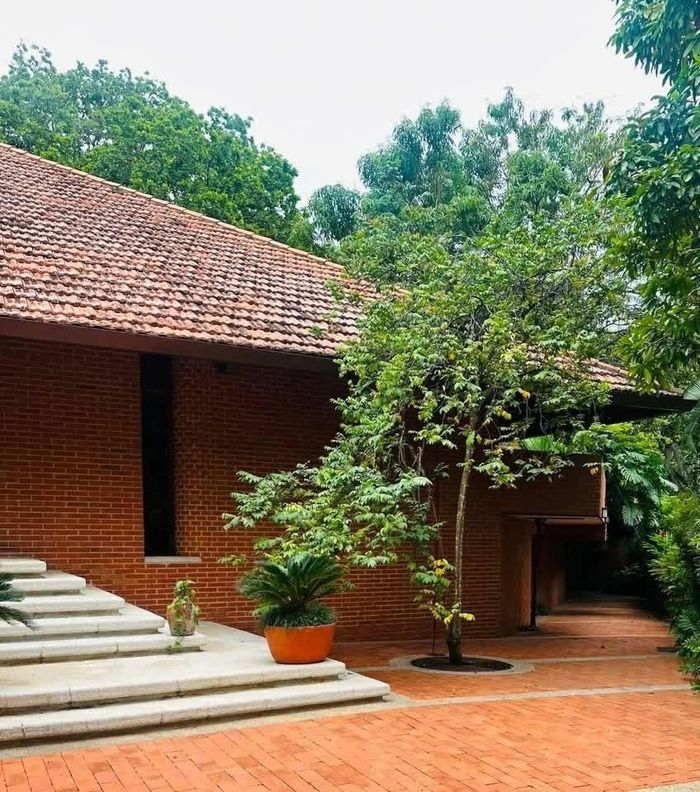 Mái ngói đỏ mang dáng dấp ngói Đồng Nai thân thuộc, đỡ lấy hệ mái ấy là những hàng cột và hệ khung kèo gỗ bề thế, vững chãi. (Ảnh: TGCC)