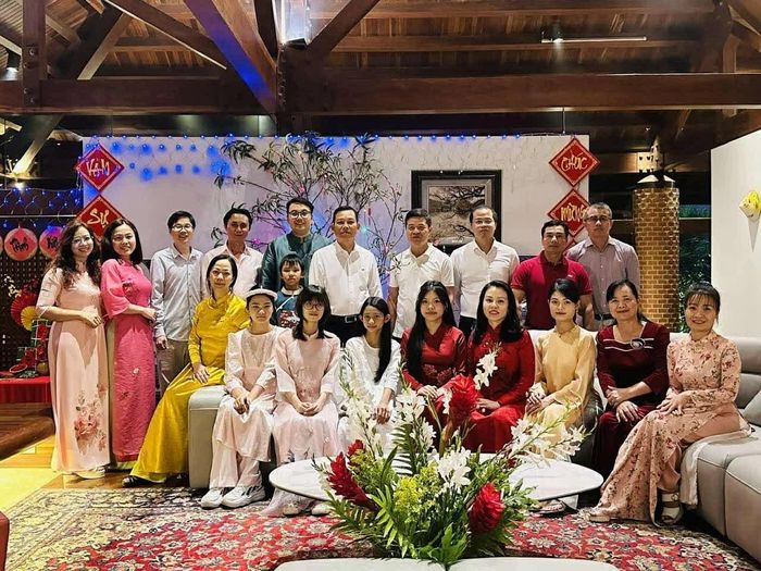 Tập thể cán bộ Đại sứ quán bên trong Nhà Việt Nam - Nhà riêng Đại sứ. (Nguồn: Đại sứ quán Việt Nam tại Venezuela)
