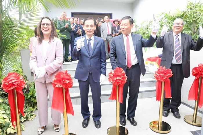 Các đại biểu cắt băng khánh thành. (Nguồn: Đại sứ quán Việt Nam tại Venezuela)