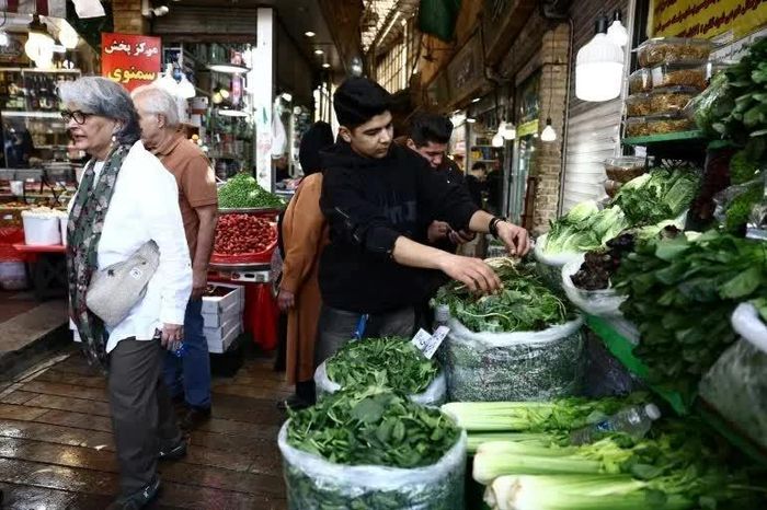 Người dân mua sắm tại một khu chợ, giữa cuộc xung đột Mỹ-Israel với Iran, ở Tehran. (Nguồn: WANA)