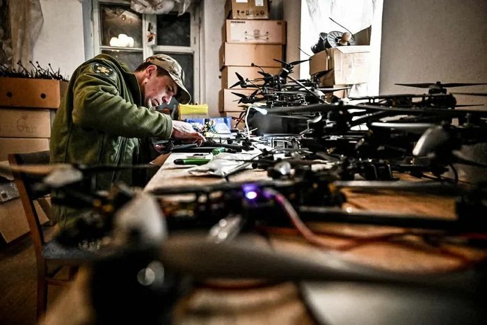 Nhiều UAV của Ukraine được lắp ráp tại các gara, nhà máy sản xuất đồ nội thất được cải tạo thành xưởng và thậm chí trong các tầng hầm, bất chấp nguy cơ các cơ sở này nằm trong tầm tấn công của bom lượn Nga. (Nguồn: Getty Images)