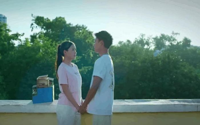 Mùa hè năm ấy tập 9 hé lộ tình tiết Khánh bịn rịn chia tay trước khi Phương đi du học.