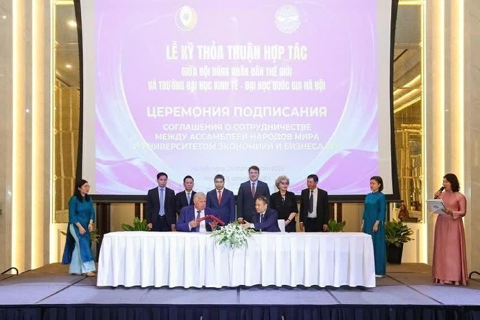 Trong khuôn khổ phiên khai mạc, Hội đồng nhân dân thế giới ký kết thỏa thuận hợp tác với 5 đối tác Việt Nam. (Ảnh: Đinh Hòa)