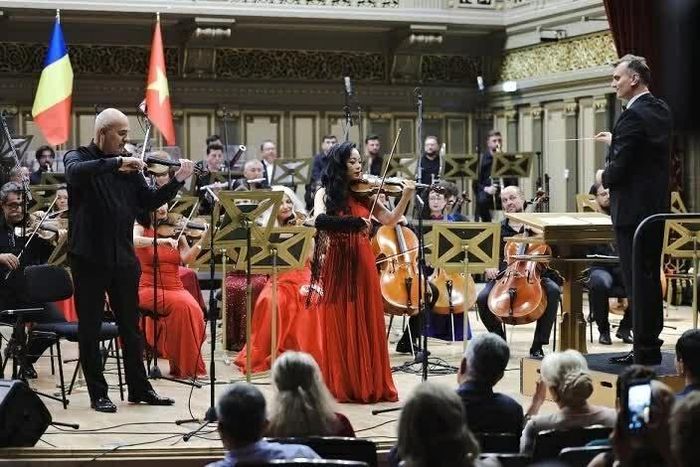  Ca khúc “Return to Soriento” với màn song tấu violin của hai nghệ sĩ Trịnh Minh Hiền và Gabriel Gheorghe; Nhạc trưởng Bogdan Postelache. 