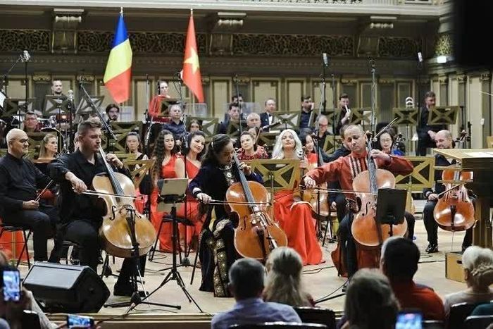  Tiến sĩ, nghệ sĩ Cello Đinh Hoài Xuân biểu diễn cùng các nghệ sĩ nổi tiếng của Romania. 