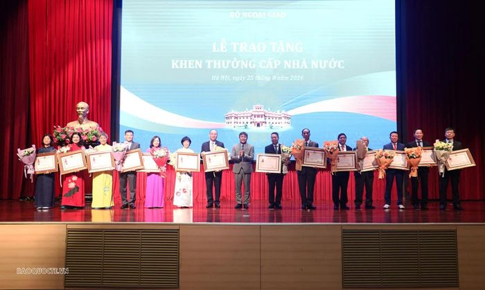 Thứ trưởng Thường trực Nguyễn Minh Vũ trao tặng Huân chương Lao động các hạng cho các đồng chí nguyên Lãnh đạo Ban Đối ngoại Trung ương, nguyên cán bộ lãnh đạo, quản lý cấp vụ qua các thời kỳ của Bộ Ngoại giao và Ban Đối ngoại Trung ương với 3 Huân chương Lao động hạng Nhất, 13 Huân chương Lao động hạng Nhì và 3 Huân chương Lao động hạng Ba. (Ảnh: Thành Long)