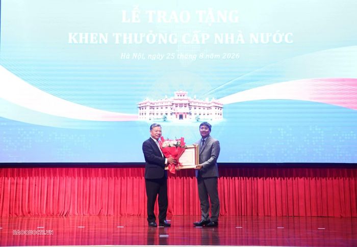Thứ trưởng Thường trực Nguyễn Minh Vũ đã trao tặng Huân chương Độc lập hạng Nhì của Chủ tịch nước tặng đồng chí Nguyễn Huy Tăng, Đại sứ, nguyên Phó Trưởng Ban Thường trực, Ban Đối ngoại Trung ương. (Ảnh: Thành Long)