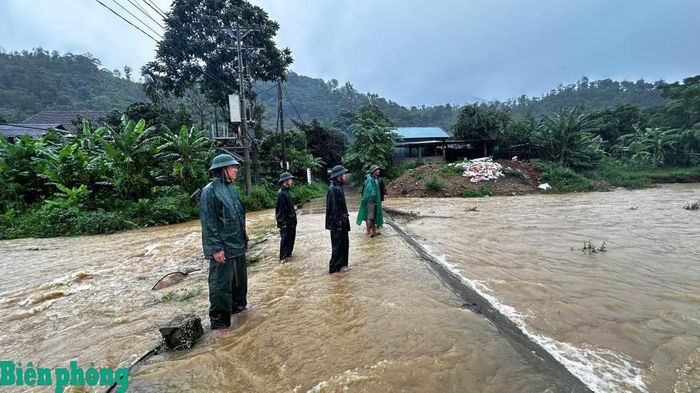 Do ảnh hưởng của bão số 4, những ngày qua, trên địa bàn biên giới tỉnh Nghệ An xảy ra mưa lớn kéo dài, gây ngập cục bộ tại một số khu vực. Đồn Biên phòng Thông Thụ, Bộ đội Biên phòng tỉnh Nghệ An đã cử cán bộ, chiến sĩ phối hợp với chính quyền địa phương và các lực lượng trên địa bàn kiểm tra các vị trí ngập lụt; đồng thời tuyên truyền, nhắc nhở người dân chủ động theo dõi diễn biến thời tiết, đề phòng lũ quét, sạt lở đất. Ảnh: Hải Thượng