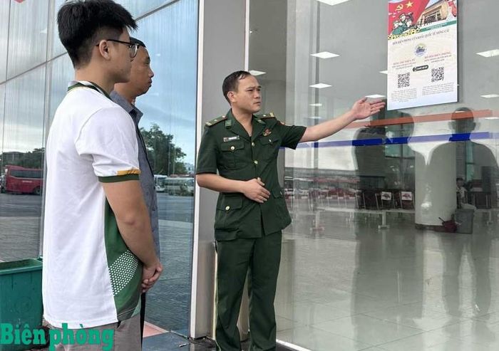Cán bộ Đồn Biên phòng cửa khẩu quốc tế Móng Cái tuyên truyền pháp luật tại cửa khẩu Bắc Luân II. Ảnh: Đơn vị cung cấp