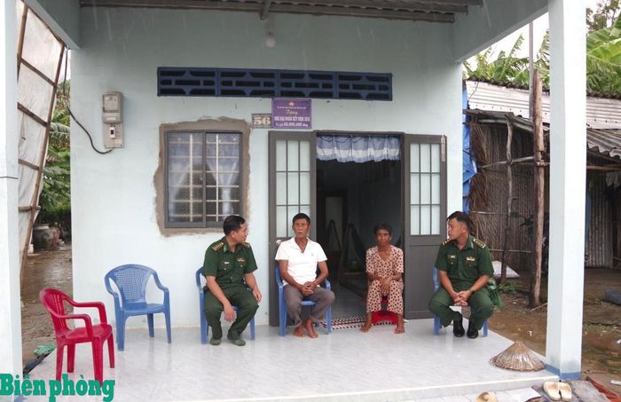 Gia đình ông Danh Phol phấn khởi khi có căn nhà mới. Ảnh: Lê Khoa