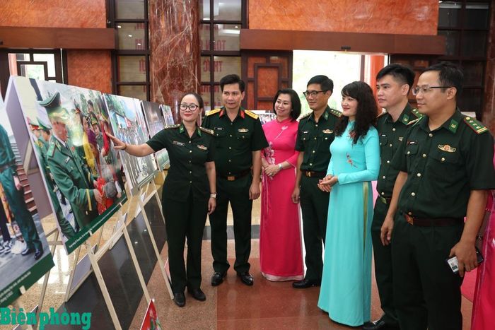 Các đại biểu tham quan Khu trưng bày ảnh các mô hình, chương trình, phong trào tiêu biểu của Bộ đội Biên phòng trong tham gia xây dựng khu vực biên giới vững mạnh. Ảnh: Thủy Nguyên