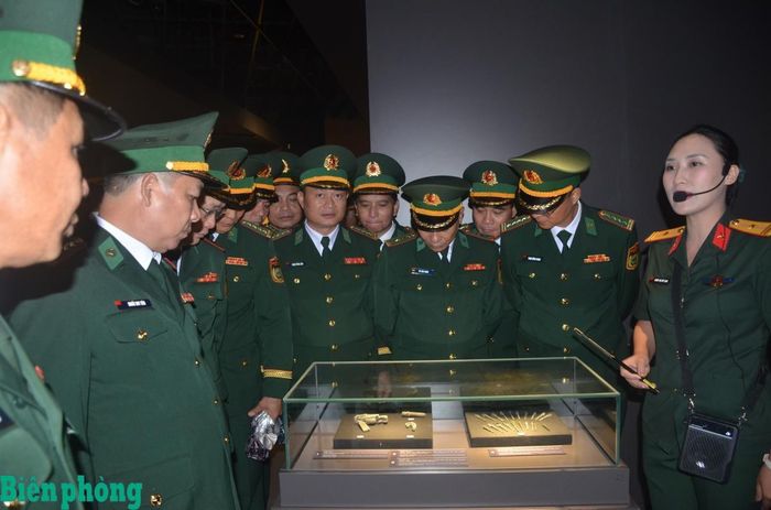 Đoàn cán bộ Bộ đội Biên phòng tham dự Hội nghị tổng kết, tôn vinh các mô hình, chương trình, phong trào Bộ đội Biên phòng tham gia xây dựng khu vực biên giới vững mạnh giai đoạn 2015-2025 tham quan, học tập, giáo dục truyền thống tại Bảo tàng Lịch sử Quân sự Việt Nam. Ảnh: Thùy Trang