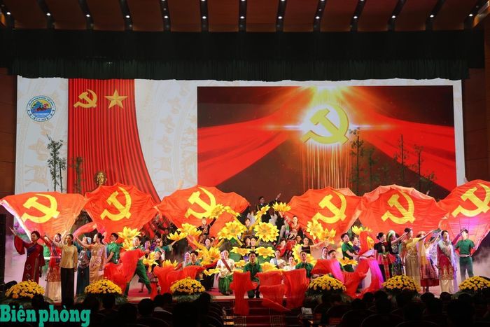 Chương trình nghệ thuật chào mừng hội nghị được xây dựng công phu, đặc sắc, lan tỏa những giá trị tốt đẹp của Bộ đội Biên phòng trong tham gia xây dựng biên giới vững mạnh. Ảnh: Thủy Nguyên