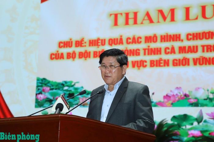 Đồng chí Lê Văn Sử, Phó Chủ tịch Ủy ban nhân dân tỉnh Cà Mau phát biểu tham luận tại hội nghị. Ảnh: Thùy Trang