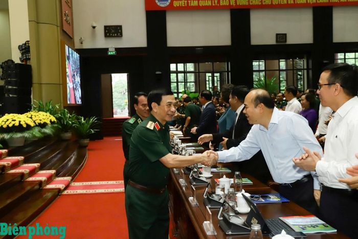 Đại tướng Phan Văn Giang cùng các đại biểu. Ảnh: Ngọc Lâm