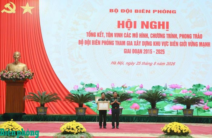 Thừa ủy quyền của Chủ tịch nước, Đại tướng Phan Văn Giang trao Huân chương Lao động hạng Ba tặng Thiếu tướng Vũ Quốc Ân, Phó Chính uỷ Bộ đội Biên phòng. Ảnh: Ngọc Lâm