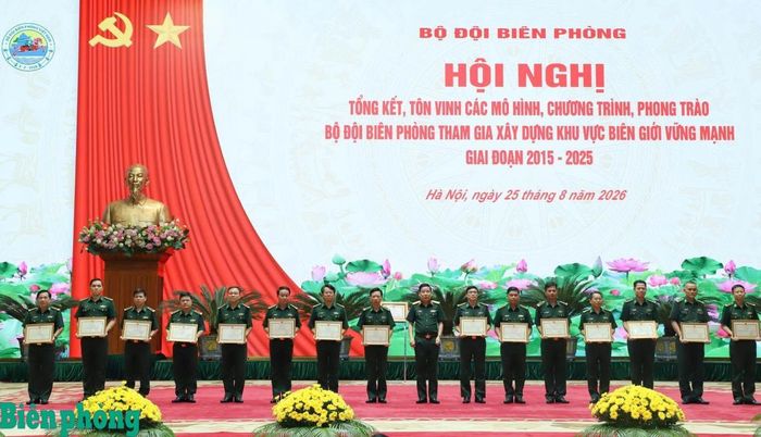 Thượng tướng Nguyễn Văn Gấu trao Bằng khen của Bộ Quốc phòng tặng các tập thể, cá nhân thuộc Bộ đội Biên phòng có thành tích tiêu biểu trong thực hiện các mô hình, chương trình, phong trào Bộ đội Biên phòng tham gia xây dựng khu vực biên giới, khu vực đồng bào dân tộc thiểu số giai đoạn 2015 - 2025. Ảnh: Ngọc Lâm