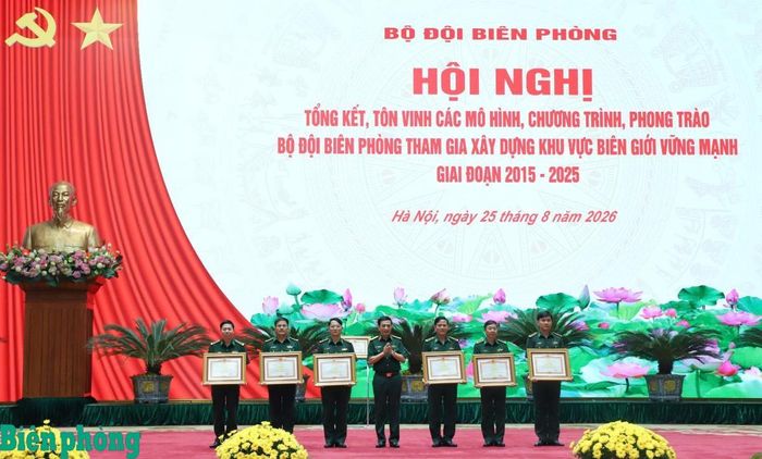 Thừa ủy quyền của Thủ tướng Chính phủ, Đại tướng Phan Văn Giang trao Bằng khen của Thủ tướng Chính phủ tặng các cá nhân, tập thể thuộc Bộ đội Biên phòng có thành tích xuất sắc trong tổ chức thực hiện Chương trình “Xuân Biên phòng ấm lòng dân bản”, góp phần vào sự nghiệp xây dựng chủ nghĩa xã hội và bảo vệ Tổ quốc. Ảnh: Thùy Trang