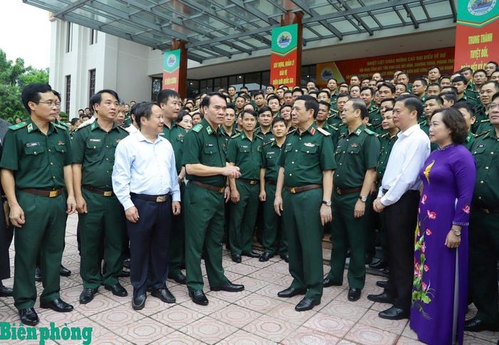 Đại tướng Phan Văn Giang và các đại biểu trao đổi bên lề hội nghị. Ảnh: Ngọc Lâm