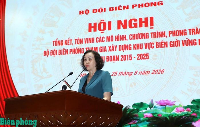 Đồng chí Cao Thị Xuân, Phó Chủ tịch Hội đồng Dân tộc của Quốc hội phát biểu tham luận tại hội nghị. Ảnh: Thu Minh