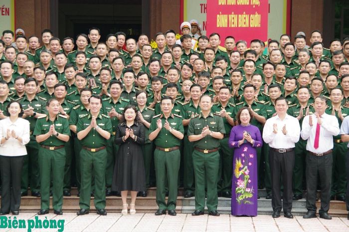 Đại tướng Phan Văn Giang và các đại biểu chụp ảnh chung. Ảnh: Thu Minh