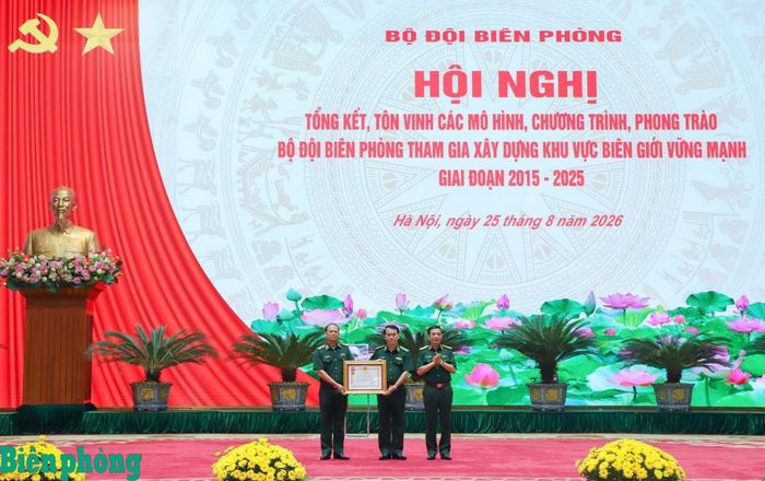 Thừa ủy quyền của Chủ tịch nước, Đại tướng Phan Văn Giang trao Huân chương Lao động hạng Nhất tặng Bộ đội Biên phòng. Ảnh: Ngọc Lâm