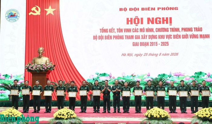 Trung tướng Vũ Trung Kiên và Trung tướng Nguyễn Anh Tuấn trao Bằng khen của Bộ Tư lệnh Bộ đội Biên phòng tặng các tập thể, cá nhân thuộc Bộ đội Biên phòng có thành tích tiêu biểu trong thực hiện các mô hình, chương trình, phong trào Bộ đội Biên phòng tham gia xây dựng khu vực biên giới, khu vực đồng bào dân tộc thiểu số giai đoạn 2015-2025. Ảnh: Ngọc Lâm