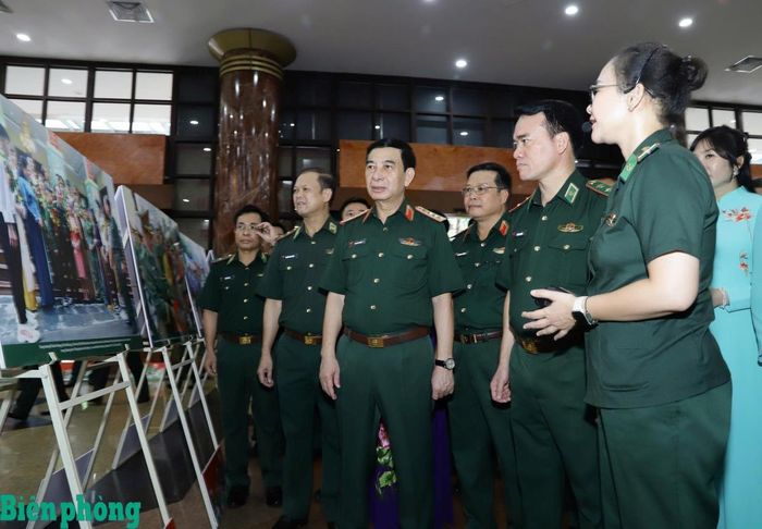 Đại tướng Phan Văn Giang và các đại biểu tham quan Khu trưng bày ảnh các mô hình, chương trình, phong trào tiêu biểu của Bộ đội Biên phòng tham gia xây dựng khu vực biên giới vững mạnh. Ảnh: Ngọc Lâm