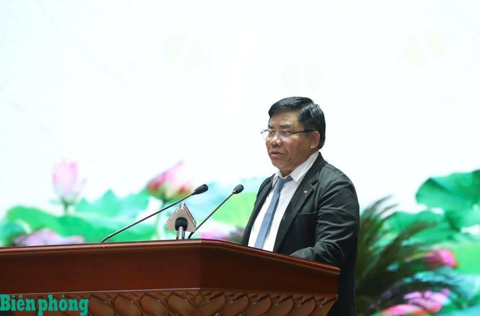 Đồng chí Y Thông, Thứ trưởng Bộ Dân tộc và Tôn giáo phát biểu tham luận tại hội nghị. Ảnh: Đỗ Nguyên