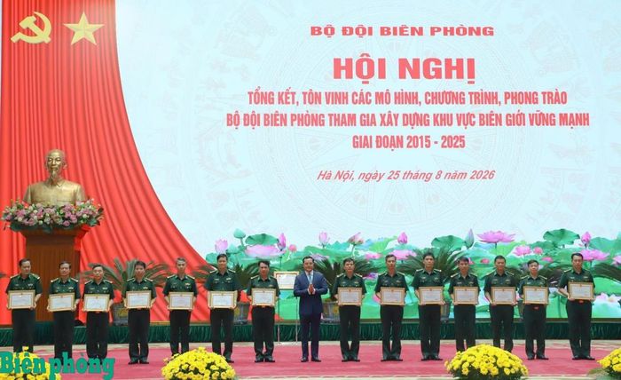 Đồng chí Nguyễn Đình Khang trao Bằng khen của Bộ Dân tộc và Tôn giáo tặng các tập thể, cá nhân thuộc Bộ đội Biên phòng có thành tích tiêu biểu trong thực hiện các mô hình, chương trình, phong trào Bộ đội Biên phòng tham gia xây dựng khu vực biên giới, khu vực đồng bào dân tộc thiểu số giai đoạn 2015-2025. Ảnh: Ngọc Lâm