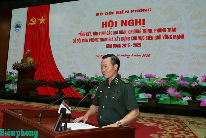Thiếu tướng Nguyễn Xuân Toàn, Chủ nhiệm Chính trị Bộ đội Biên phòng công bố các quyết định khen thưởng tại hội nghị. Ảnh: Đỗ Nguyên