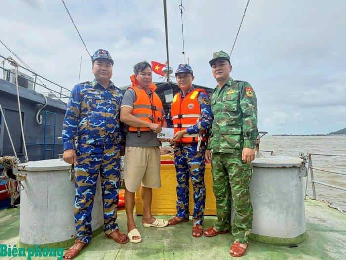 Cán bộ Hải đoàn Biên phòng 28 và Đồn Biên phòng Hòn Sơn thăm hỏi, trao quà hỗ trợ chủ sà lan BN-2785 sau khi được cứu nạn an toàn. Ảnh: Nguyên Bá
