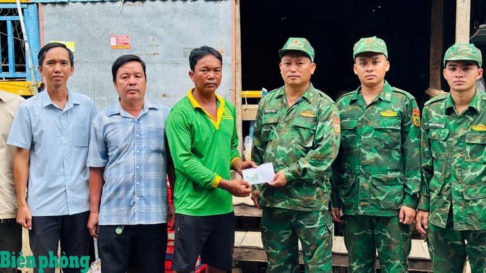 Đại diện Đồn Biên phòng cửa khẩu Vĩnh Hội Đông thăm hỏi, hỗ trợ gia đình ông Nguyễn Văn Quậy bị thiệt hại do dông lốc. Ảnh: Đình Phương