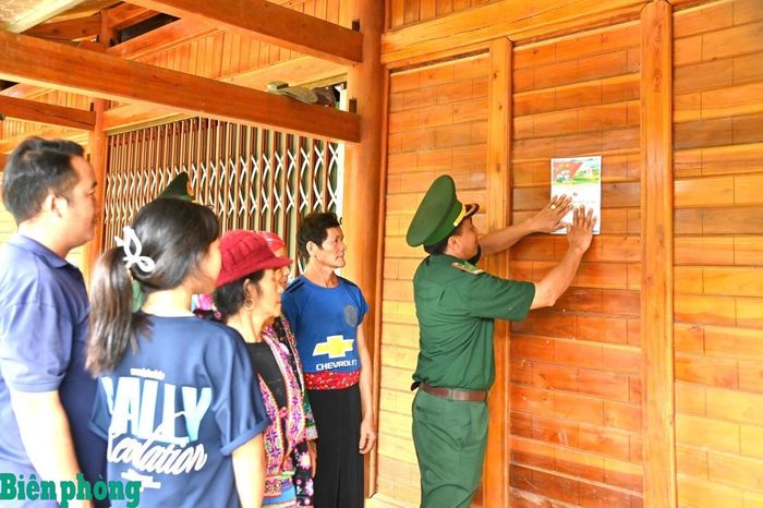 Cán bộ Bộ đội Biên phòng tỉnh Lai Châu hướng dẫn người dân tra cứu văn bản pháp luật bằng việc quét mã QR. Ảnh: Đức Duẩn