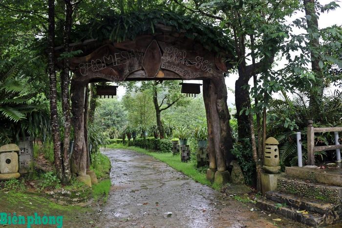 Mỗi ngôi nhà ở Sin Suối Hồ đều có một chiếc cổng được trang trí đậm dấu ấn vùng cao. Ảnh: Bích Nguyên