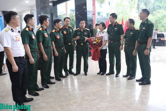 Thượng tướng Trương Thiên Tô động viên các thí sinh đại diện cho Quân ủy Trung ương. Ảnh: Viết Lam