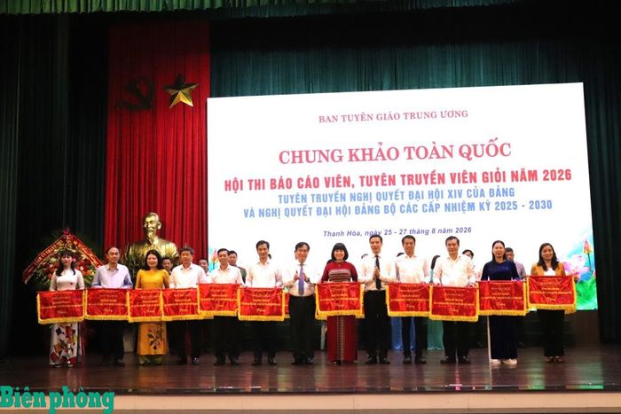Đại diện Ban Tổ chức tặng cờ lưu niệm cho trưởng đoàn các đơn vị tham gia hội thi. Ảnh: Viết Lam